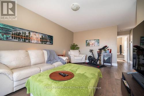 16 William Thomas Drive, Petawawa, ON - Indoor Photo Showing Living Room