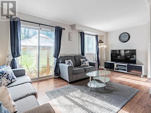 33 - 648 Gibney Crescent, Newmarket, ON - Indoor Photo Showing Living Room