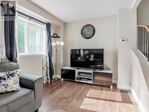 33 - 648 Gibney Crescent, Newmarket, ON - Indoor Photo Showing Living Room