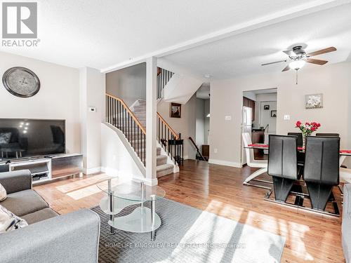 33 - 648 Gibney Crescent, Newmarket, ON - Indoor Photo Showing Living Room