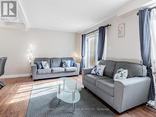 33 - 648 Gibney Crescent, Newmarket, ON - Indoor Photo Showing Living Room