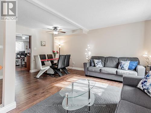 33 - 648 Gibney Crescent, Newmarket, ON - Indoor Photo Showing Living Room