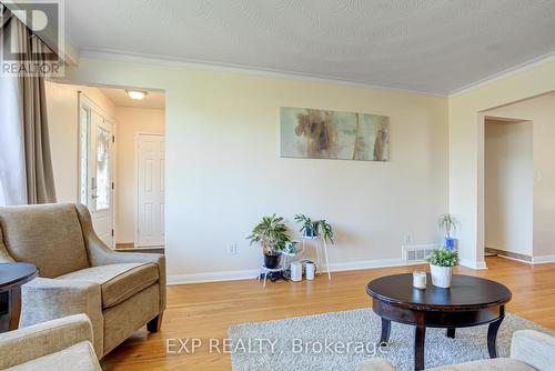 16 Heavitree Drive, Toronto, ON - Indoor Photo Showing Living Room