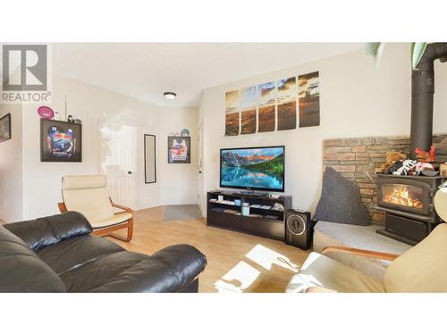 7307 Prospector Avenue Unit# 601, Radium Hot Springs, BC - Indoor Photo Showing Living Room With Fireplace