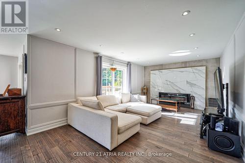 3 Deer Run Court, Richmond Hill, ON - Indoor Photo Showing Living Room