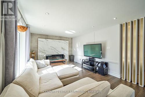 3 Deer Run Court, Richmond Hill, ON - Indoor Photo Showing Living Room