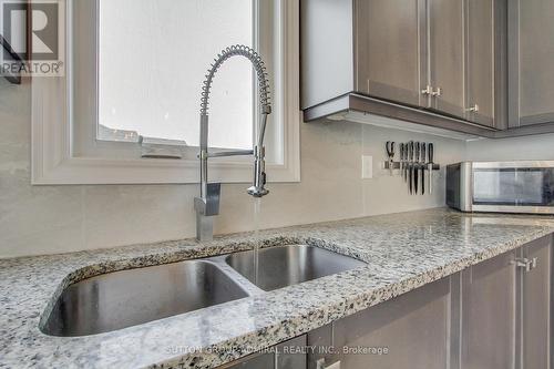 26 Oakmont Avenue, Oro-Medonte, ON - Indoor Photo Showing Kitchen With Double Sink With Upgraded Kitchen