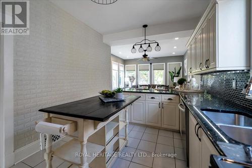 216 Gliddon Avenue, Oshawa, ON - Indoor Photo Showing Kitchen With Upgraded Kitchen