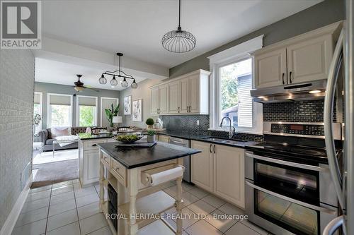 216 Gliddon Avenue, Oshawa, ON - Indoor Photo Showing Kitchen With Upgraded Kitchen