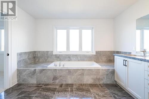 60 Wood Crescent, Essa, ON - Indoor Photo Showing Bathroom