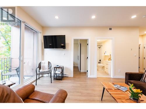 514 Victoria  Street Unit# 301, Nelson, BC - Indoor Photo Showing Living Room