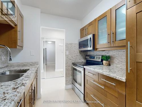 Ph 4 - 5 Vicora Linkway Way, Toronto, ON - Indoor Photo Showing Kitchen With Double Sink With Upgraded Kitchen