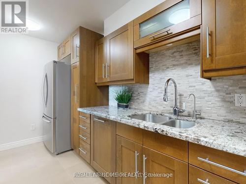 Ph 4 - 5 Vicora Linkway Way, Toronto, ON - Indoor Photo Showing Kitchen With Double Sink With Upgraded Kitchen