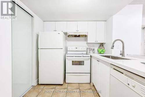 109 - 200 Mclevin Avenue, Toronto, ON - Indoor Photo Showing Kitchen