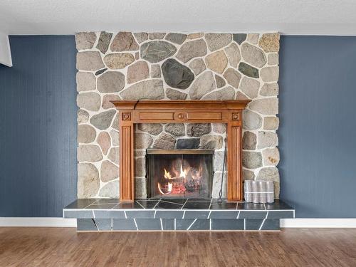 740 Ridgeview Terrace, Kamloops, BC - Indoor Photo Showing Living Room With Fireplace