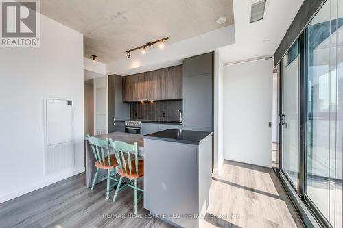 519 - 7 Smith Crescent, Toronto, ON - Indoor Photo Showing Kitchen