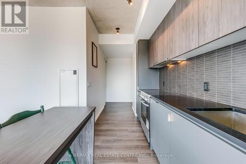 519 - 7 Smith Crescent, Toronto, ON - Indoor Photo Showing Kitchen