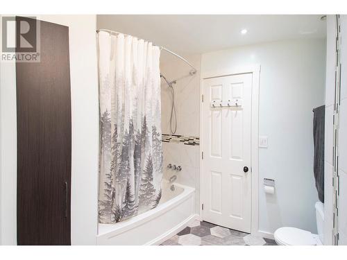 9660 School Road, Coldstream, BC - Indoor Photo Showing Bathroom