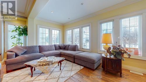 5049 Armoury Street, Niagara Falls, ON - Indoor Photo Showing Living Room