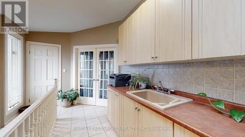 5049 Armoury Street, Niagara Falls, ON - Indoor Photo Showing Kitchen