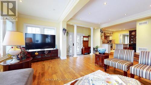 5049 Armoury Street, Niagara Falls, ON - Indoor Photo Showing Living Room