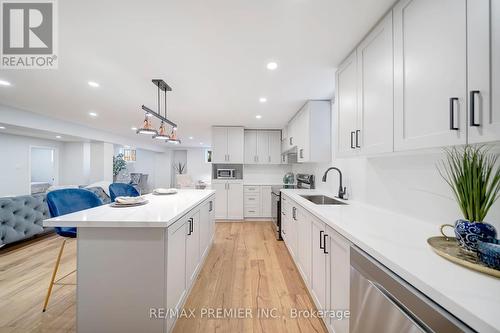 19 Billy Court, Caledon, ON - Indoor Photo Showing Kitchen With Upgraded Kitchen