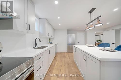 19 Billy Court, Caledon, ON - Indoor Photo Showing Kitchen With Upgraded Kitchen