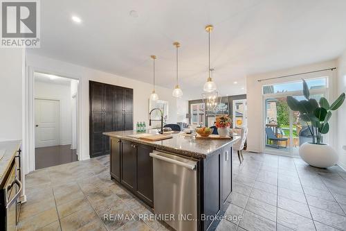 19 Billy Court, Caledon, ON - Indoor Photo Showing Kitchen With Upgraded Kitchen