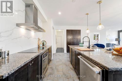 19 Billy Court, Caledon, ON - Indoor Photo Showing Kitchen With Upgraded Kitchen