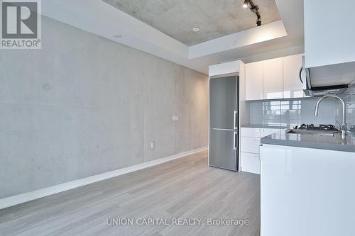 620 - 195 Mccaul Street, Toronto, ON - Indoor Photo Showing Kitchen