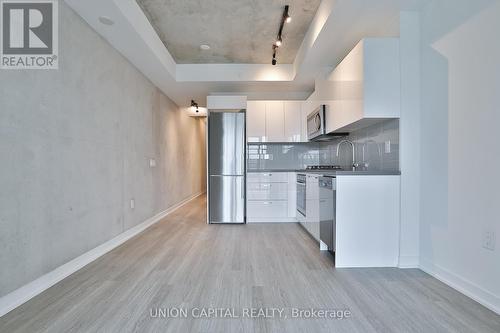 620 - 195 Mccaul Street, Toronto, ON - Indoor Photo Showing Kitchen