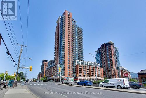 641 - 830 Lawrence Avenue W, Toronto, ON - Outdoor With Facade