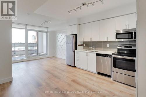 641 - 830 Lawrence Avenue W, Toronto, ON - Indoor Photo Showing Kitchen With Stainless Steel Kitchen With Double Sink