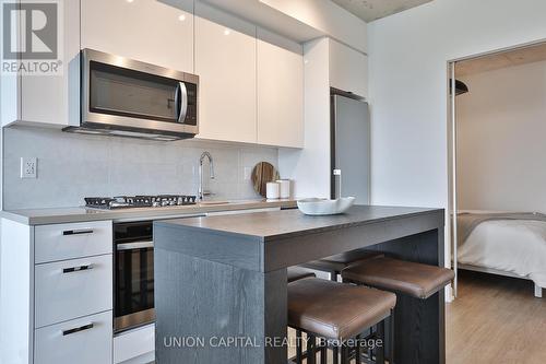 402 - 195 Mccaul Street, Toronto, ON - Indoor Photo Showing Kitchen