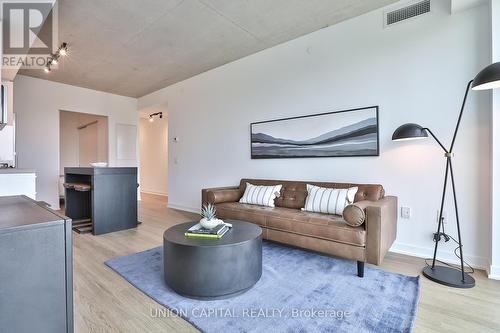 402 - 195 Mccaul Street, Toronto, ON - Indoor Photo Showing Living Room