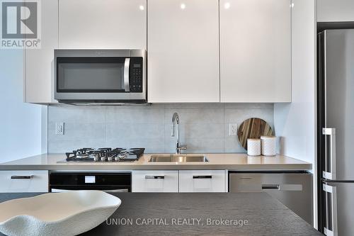 402 - 195 Mccaul Street, Toronto, ON - Indoor Photo Showing Kitchen With Upgraded Kitchen