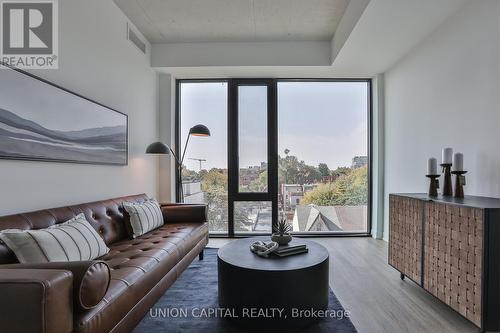 402 - 195 Mccaul Street, Toronto, ON - Indoor Photo Showing Living Room