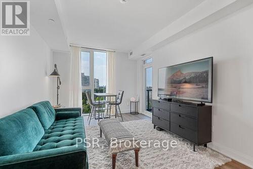 704 - 20 Gatineau Drive E, Vaughan, ON - Indoor Photo Showing Living Room