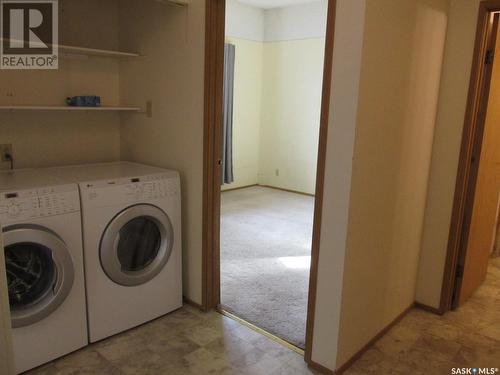 804 - 806 9Th Avenue W, Nipawin, SK - Indoor Photo Showing Laundry Room