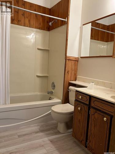 804 - 806 9Th Avenue W, Nipawin, SK - Indoor Photo Showing Bathroom