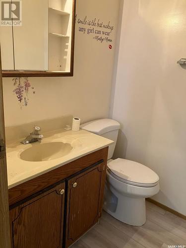 804 - 806 9Th Avenue W, Nipawin, SK - Indoor Photo Showing Bathroom