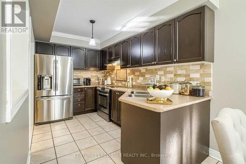 6708 Opera Glass Crescent, Mississauga, ON - Indoor Photo Showing Kitchen With Double Sink With Upgraded Kitchen