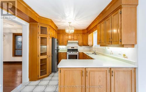 1548A Carolyn Road, Mississauga, ON - Indoor Photo Showing Kitchen