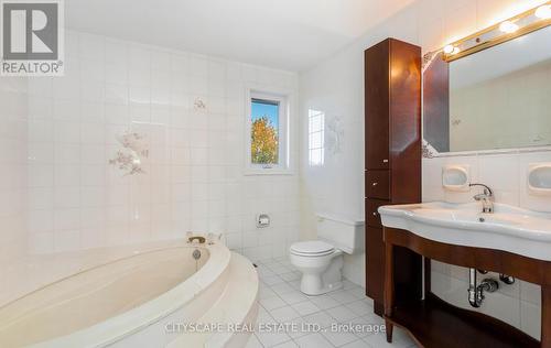 1548A Carolyn Road, Mississauga, ON - Indoor Photo Showing Bathroom