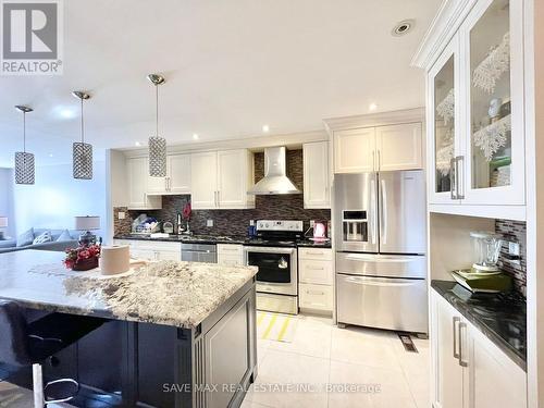 103 Chalfield Lane, Mississauga, ON - Indoor Photo Showing Kitchen With Upgraded Kitchen