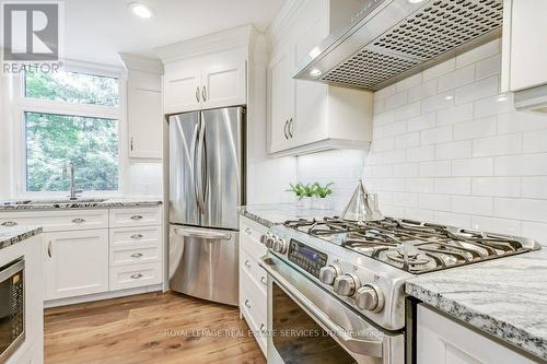 284 Lawson Street, Oakville, ON - Indoor Photo Showing Kitchen With Upgraded Kitchen