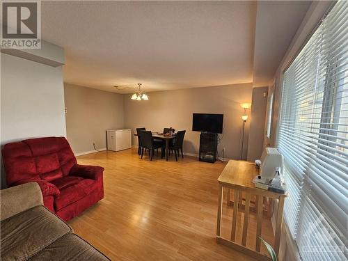 living/dinning room - 76 B Seyton Drive Unit#B, Ottawa, ON - Indoor