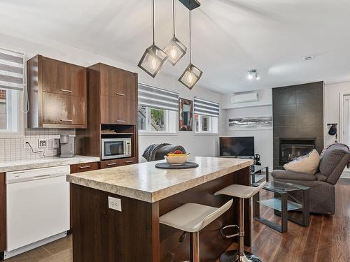 Cuisine - 8-260 Rue Anne-Hébert, Saint-Basile-Le-Grand, QC - Indoor Photo Showing Kitchen With Fireplace