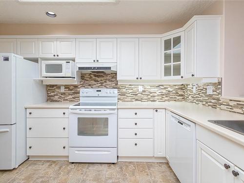 307-1085 Tillicum Rd, Esquimalt, BC - Indoor Photo Showing Kitchen