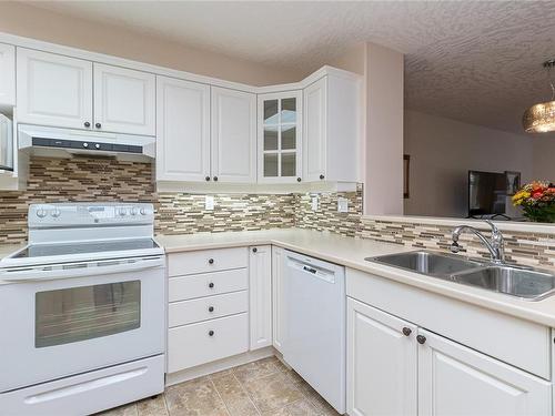 307-1085 Tillicum Rd, Esquimalt, BC - Indoor Photo Showing Kitchen With Double Sink